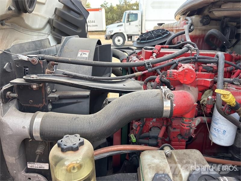 Freightliner M2106 4x2 Van Truck Camiones con caja de remolque