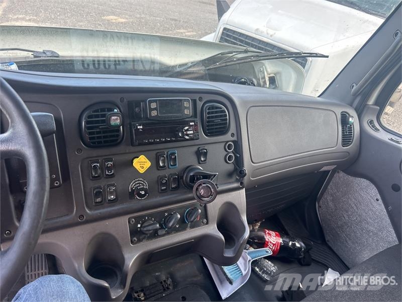 Freightliner M2106 4x2 Van Truck (Inoperable) شاحنات ذات هيكل صندوقي