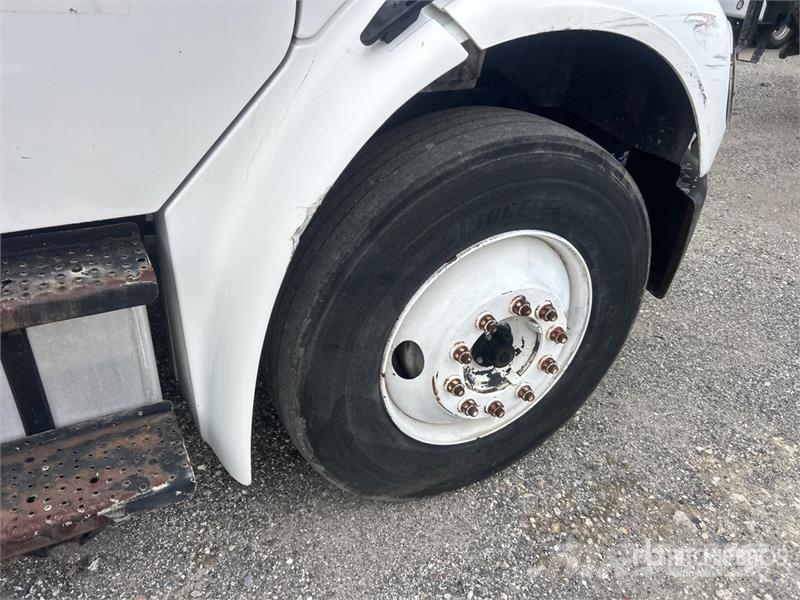 Freightliner M2106 4x2 Van Truck شاحنات ذات هيكل صندوقي
