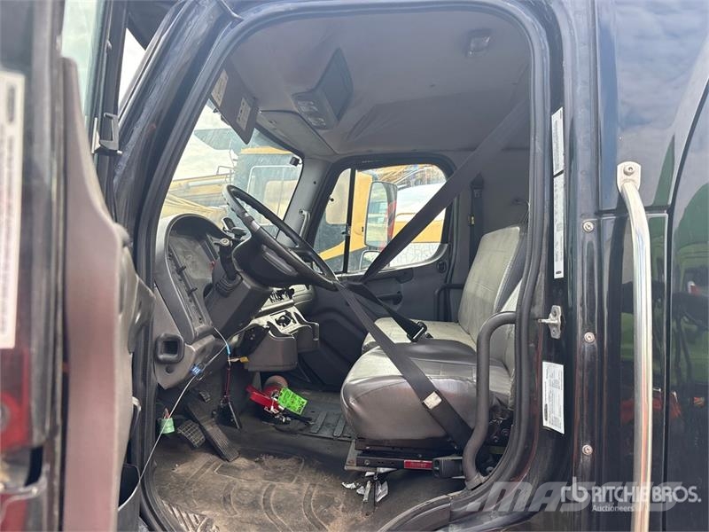 Freightliner M2106 4x2 Crew Cab Rollback Truck (Inoperable) Vlečna vozila za tovornjake