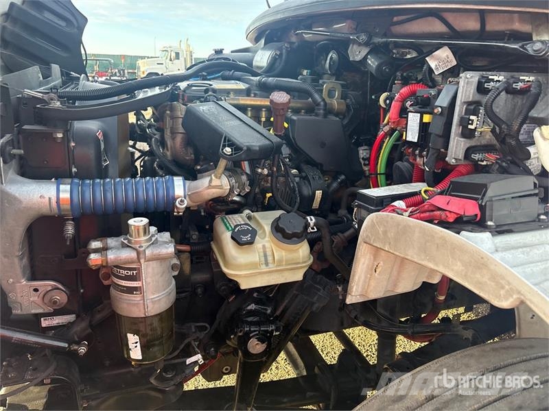Freightliner M2106 4x2 Van Truck Camiones con caja de remolque
