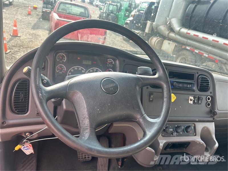 Freightliner M2106 4x2 Van Truck Фургони