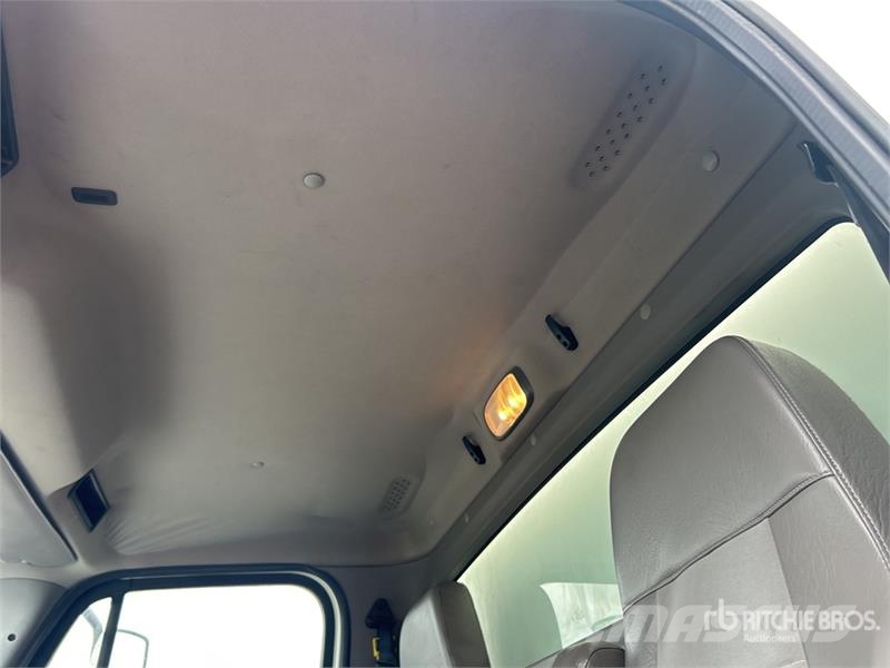 Freightliner M2106 4x2 Van Truck Tovornjaki zabojniki