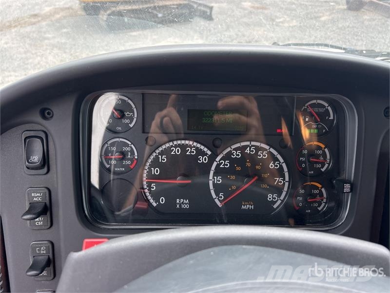 Freightliner M2106 4x2 Van Truck Tovornjaki zabojniki