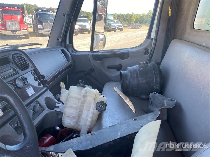 Freightliner M2106 4x2 Van Truck (Inoperable) Sanduk kamioni