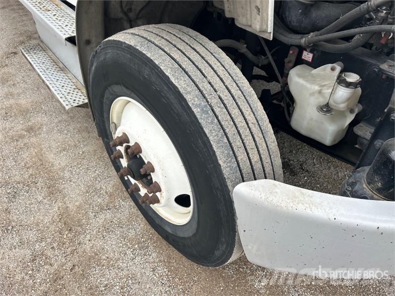 Freightliner M2106 4x2 Van Truck Фургони