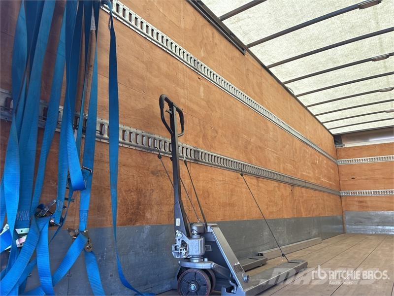 Freightliner M2106 4x2 Van Truck Sanduk kamioni