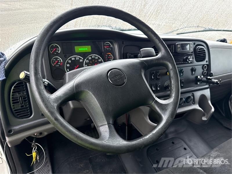 Freightliner M2106 4x2 Van Truck شاحنات ذات هيكل صندوقي