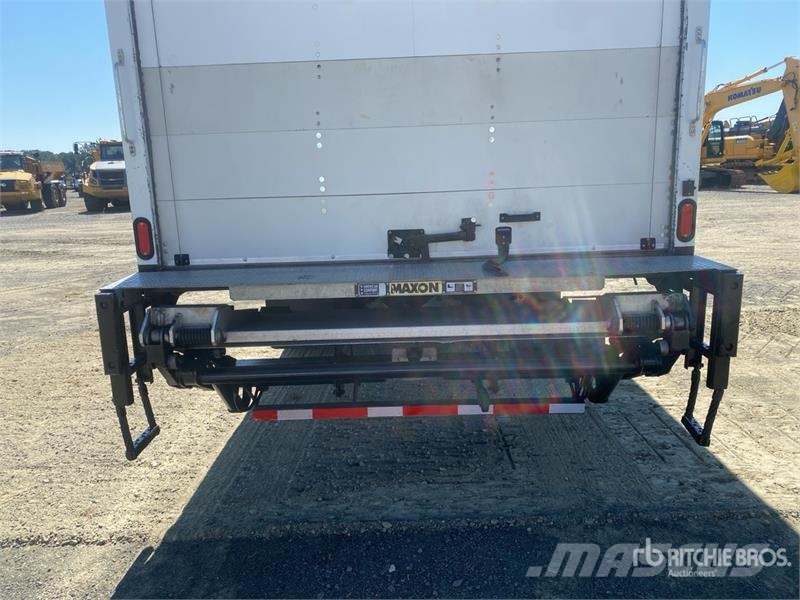 Freightliner M2106 4x2 Van Truck Dobozos teherautók