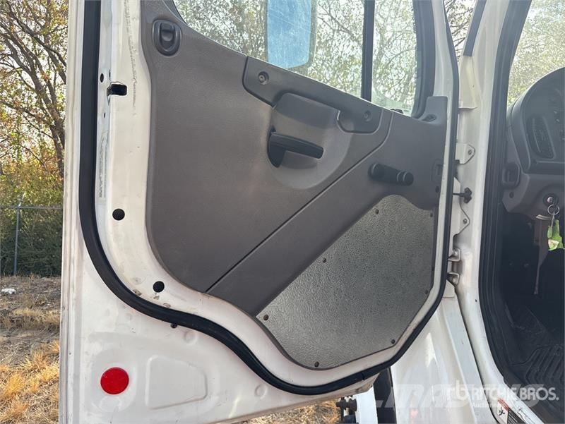 Freightliner M2106 4x2 Van Truck Sanduk kamioni