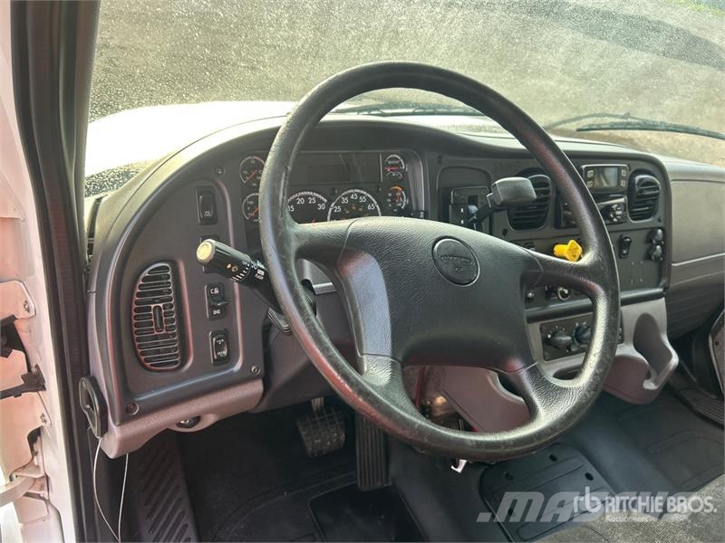 Freightliner M2106 4x2 Van Truck Грузовики-Фургоны