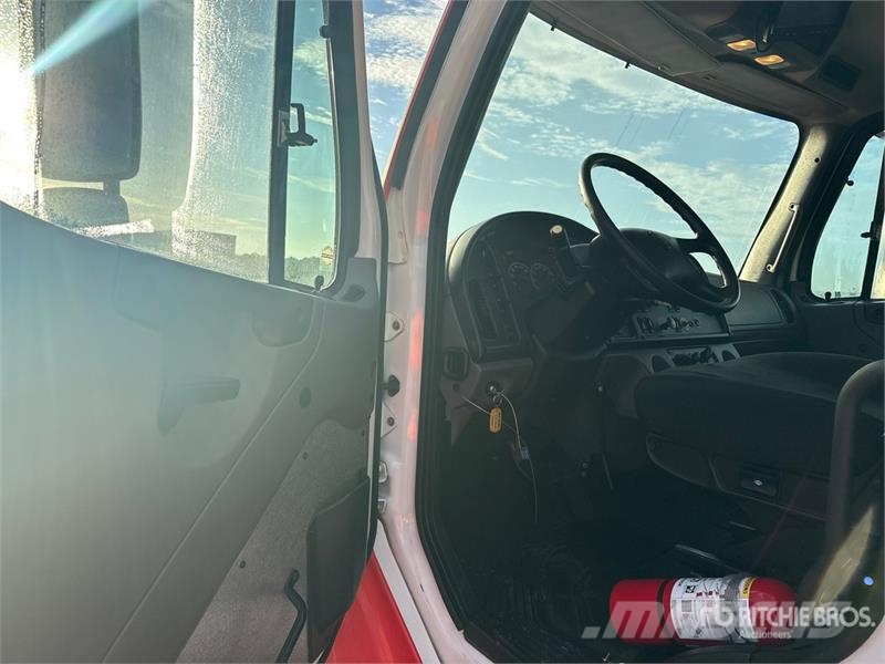 Freightliner M2106 4x2 Van Truck Camiones con caja de remolque