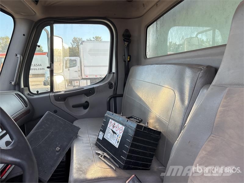 Freightliner M2106 4x2 Van Truck Camiones con caja de remolque