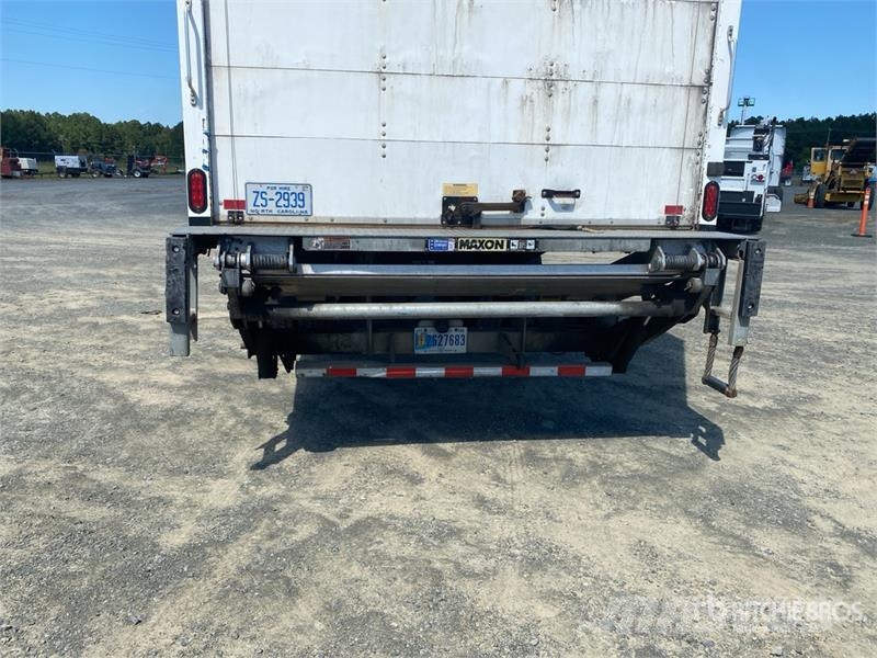 Freightliner M2106 4x2 Van Truck Sanduk kamioni