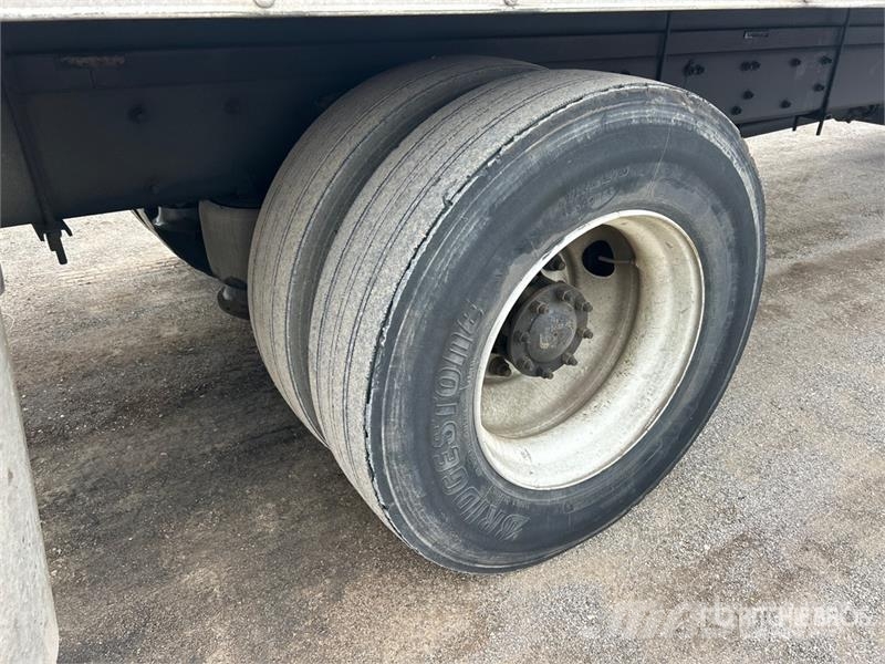 Freightliner M2106 4x2 Van Truck Фургони