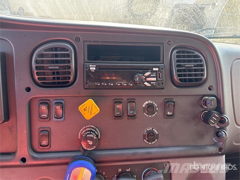 Freightliner M2106 4x2 Van Truck Sanduk kamioni