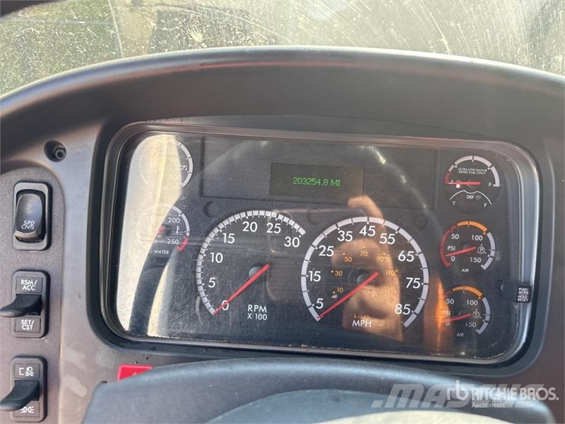 Freightliner M2106 4x2 Van Truck Sanduk kamioni