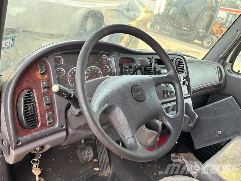Freightliner M2106 4x2 Van Truck Camiones con caja de remolque