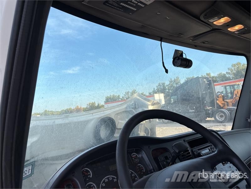 Freightliner M2106 4x2 Van Truck Camiones con caja de remolque