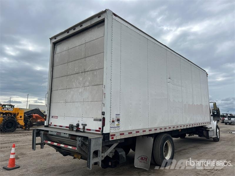 Freightliner M2106 4x2 Van Truck Фургони