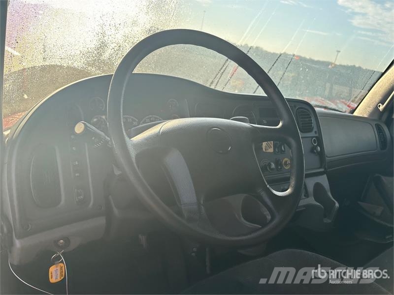 Freightliner M2106 4x2 Van Truck Camiones con caja de remolque