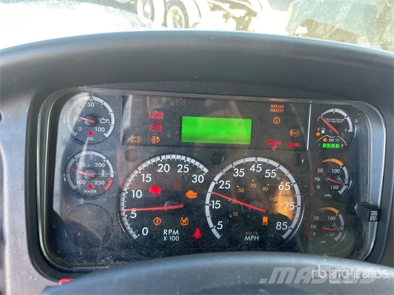 Freightliner M2106 4x2 Van Truck Фургони