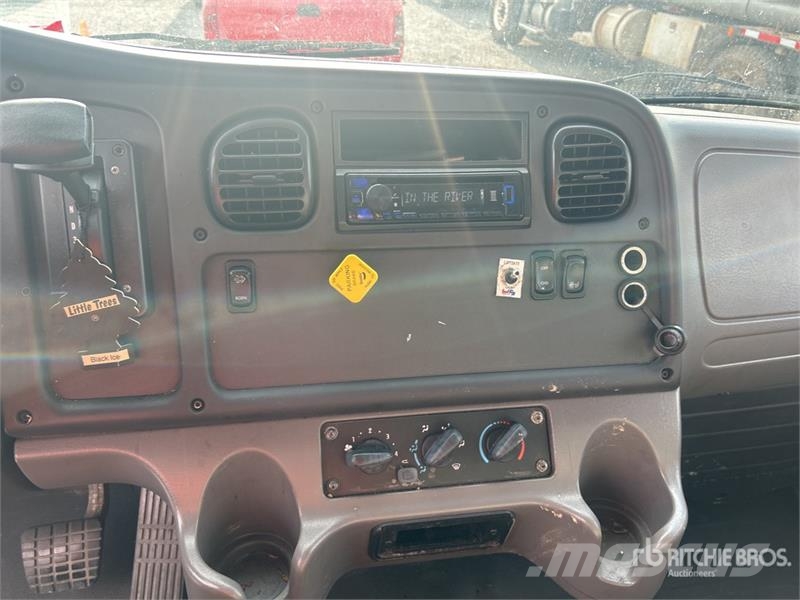 Freightliner M2106 4x2 Van Truck Фургони
