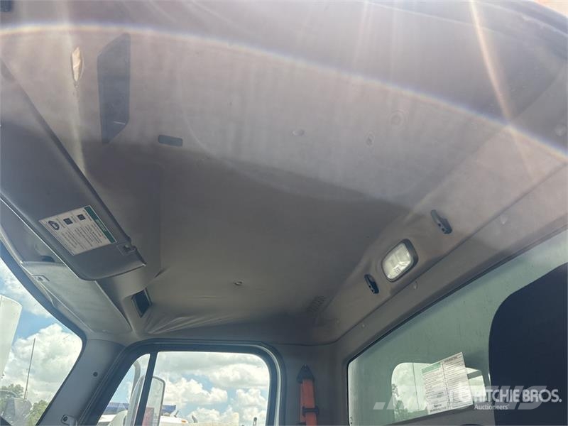 Freightliner M2106 4x2 Van Truck (Inoperable) شاحنات ذات هيكل صندوقي