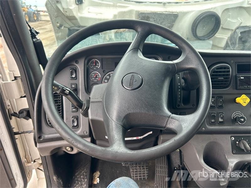 Freightliner M2106 4x2 Van Truck Фургони