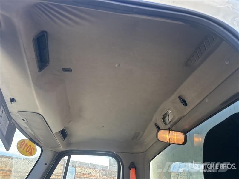 Freightliner M2106 4x2 Van Truck Фургони