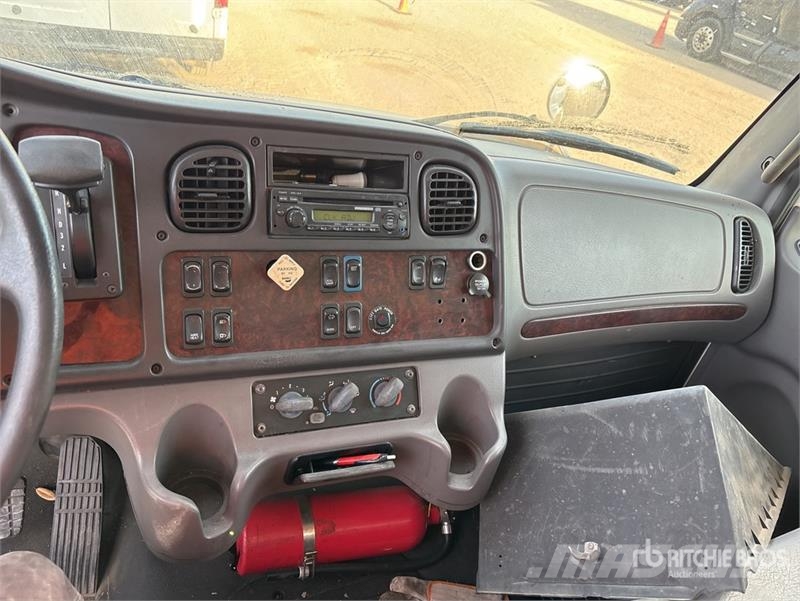 Freightliner M2106 4x2 Van Truck Camiones con caja de remolque