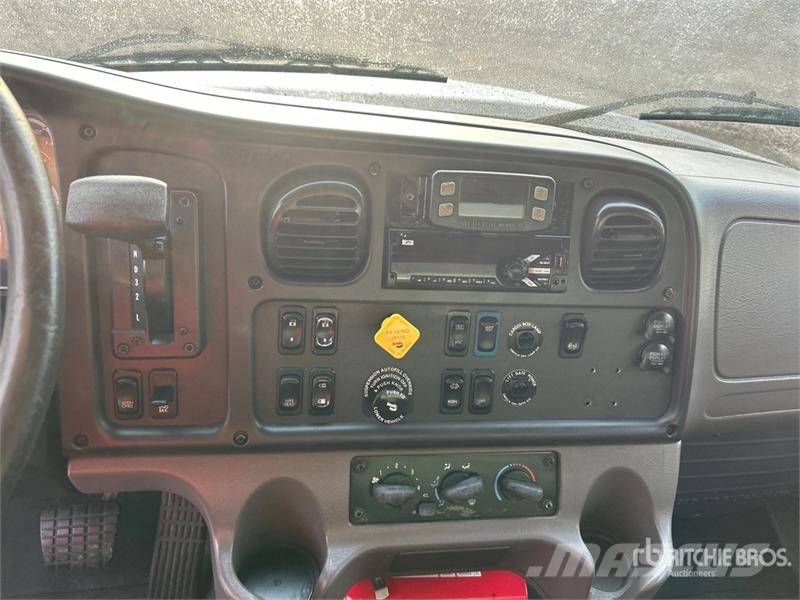 Freightliner M2106 4x2 Van Truck Грузовики-Фургоны