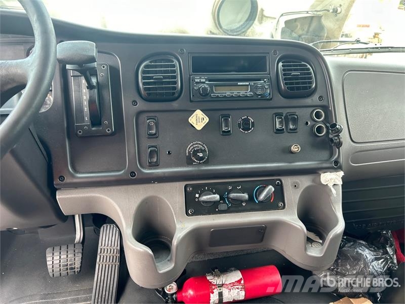 Freightliner M2106 Van Truck Tovornjaki zabojniki