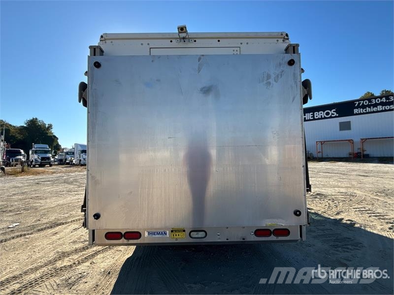 Freightliner MT45 Sanduk kombiji