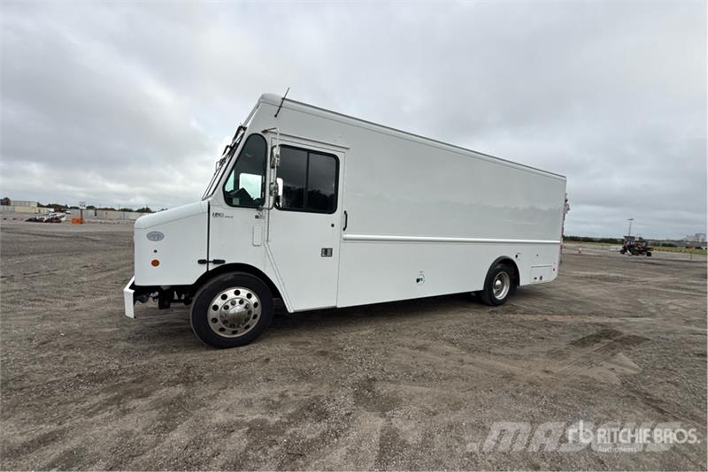 Freightliner MT55 Samochody dostawcze ze skrzynią zamkniętą