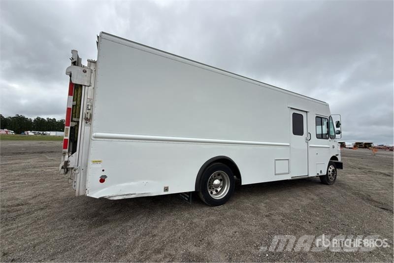 Freightliner MT55 Samochody dostawcze ze skrzynią zamkniętą