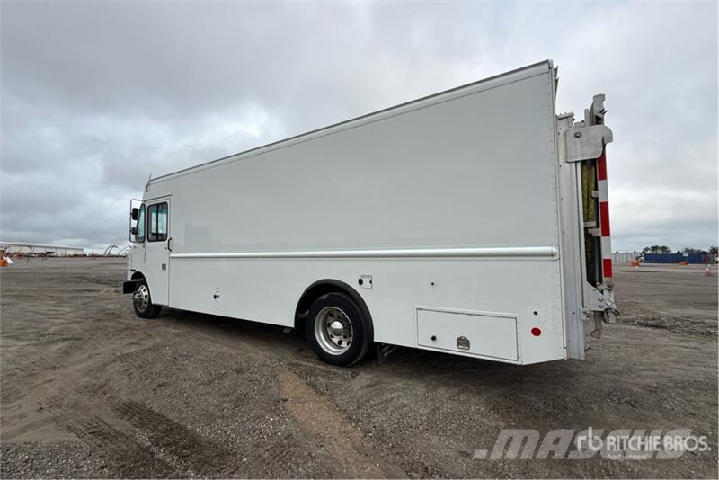 Freightliner MT55 Samochody dostawcze ze skrzynią zamkniętą