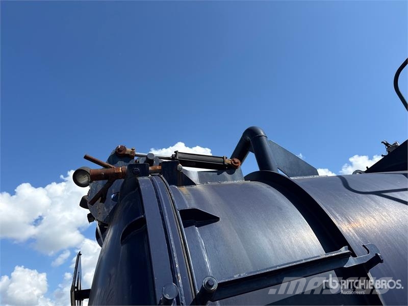 Freightliner on Freightliner M2 106 6x4 Vacuum Tanker Truck Camiones aspiradores/combi
