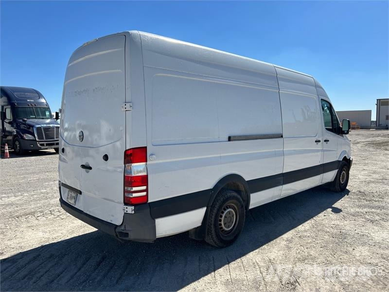 Freightliner Sprinter 2500 Cargo Van شاحنة مقفلة