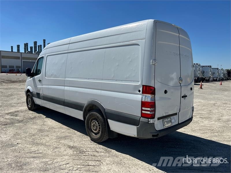 Freightliner Sprinter 2500 Cargo Van شاحنة مقفلة