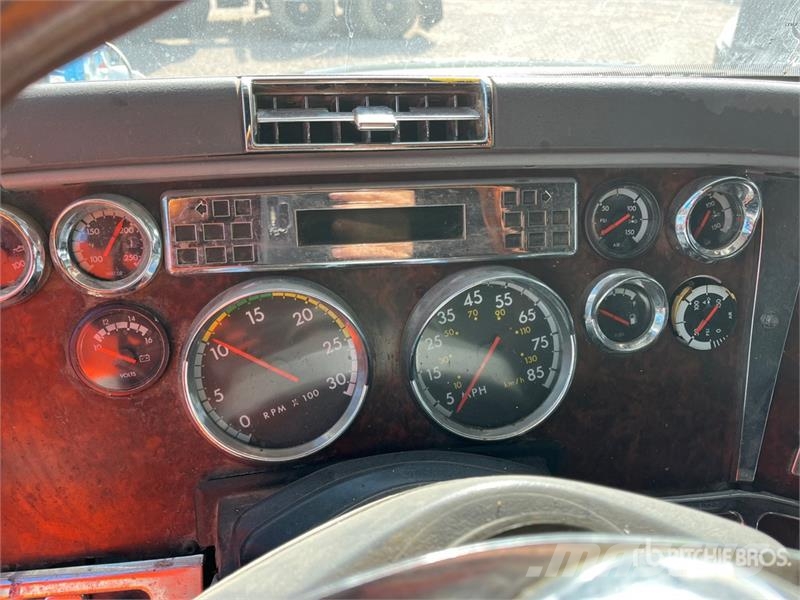 Freightliner ST120 6x4 T/A Sleeper Truck Tractor (Inoperable) Тягачі