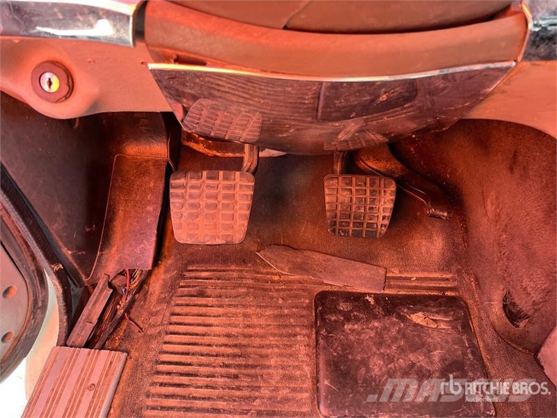 Freightliner ST120 6x4 T/A Sleeper Truck Tractor (Inoperable) Тягачі