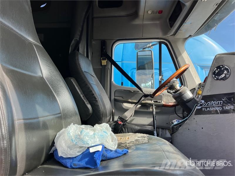 Freightliner ST120 6x4 T/A Sleeper Truck Tractor (Inoperable) Тягачі
