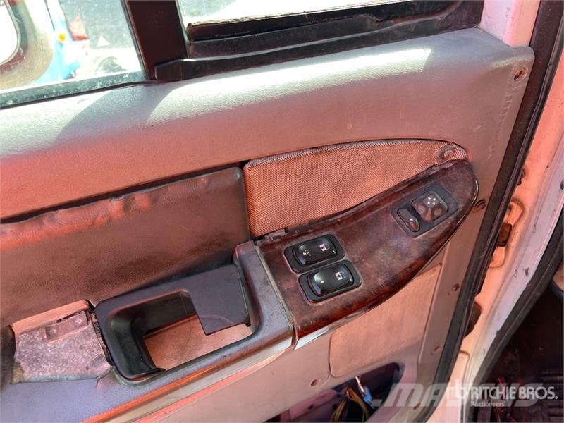 Freightliner ST120 6x4 T/A Sleeper Truck Tractor (Inoperable) Тягачі