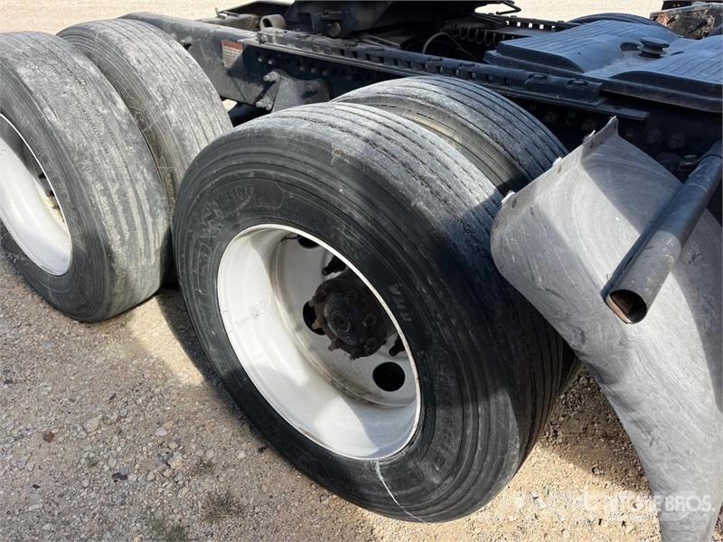 Freightliner ST120 6x4 T/A Sleeper Truck Tractor (Inoperable) Тягачі