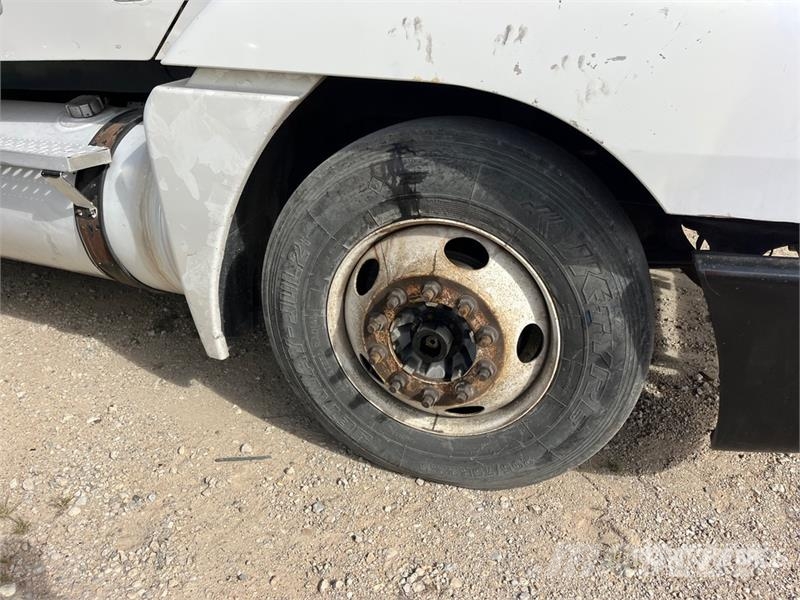 Freightliner ST120 6x4 T/A Sleeper Truck Tractor (Inoperable) Тягачі