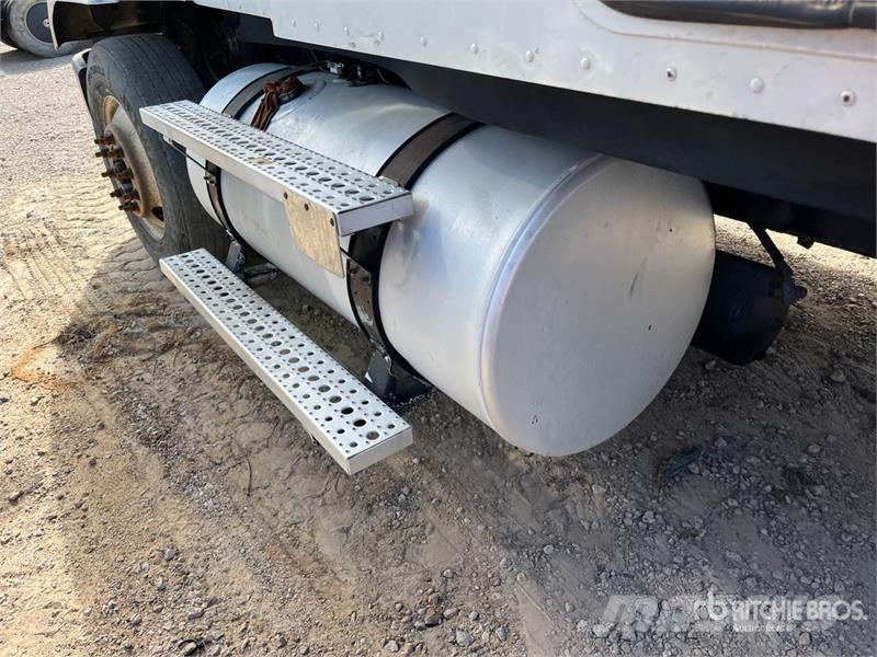 Freightliner ST120 6x4 T/A Sleeper Truck Tractor (Inoperable) Тягачі