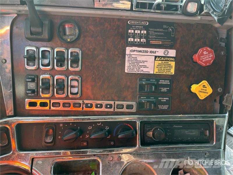 Freightliner ST120 6x4 T/A Sleeper Truck Tractor (Inoperable) Тягачі