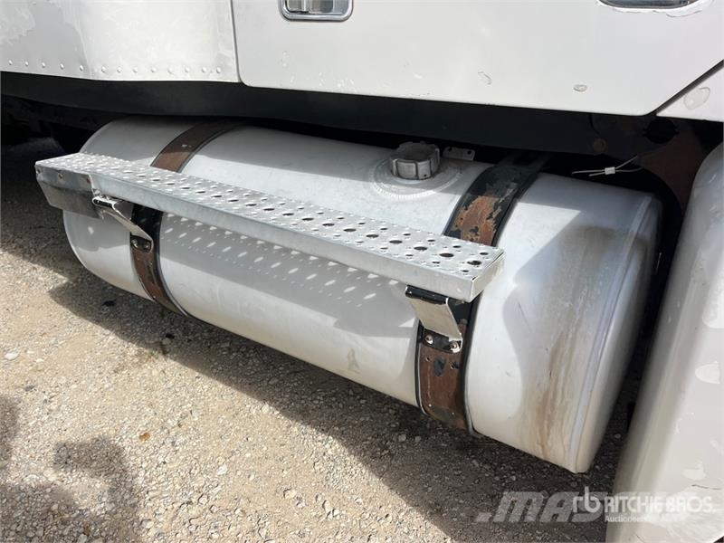 Freightliner ST120 6x4 T/A Sleeper Truck Tractor (Inoperable) Тягачі