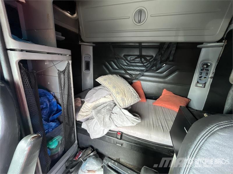 Freightliner ST120 6x4 T/A Sleeper Truck Tractor (Inoperable) Тягачі